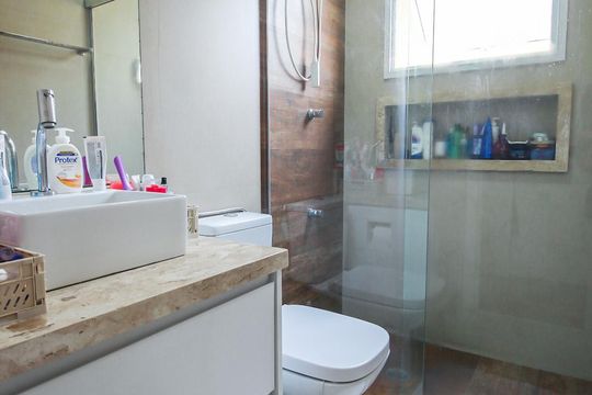 Banheiro da Suíte de casa de condomínio à venda com 3 quartos, 165m² em Parque Assuncao, Taboão da Serra