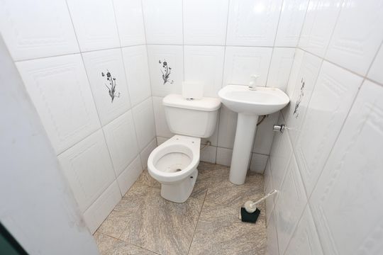 Banheiro de kitnet/studio para alugar com 1 quarto, 20m² em Vila Regina, Goiânia