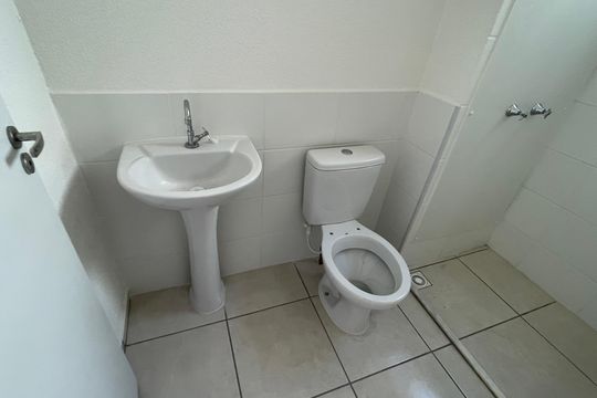 Banheiro de apartamento para alugar com 2 quartos, 41m² em Vila Ouro Preto, Duque de Caxias