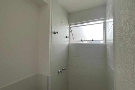 Banheiro de apartamento para alugar com 2 quartos, 41m² em Vila Ouro Preto, Duque de Caxias