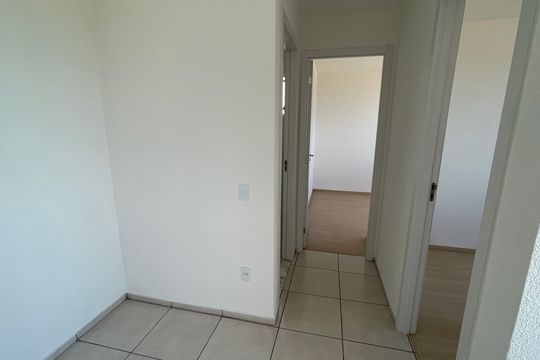 Corredor de apartamento para alugar com 2 quartos, 41m² em Vila Ouro Preto, Duque de Caxias