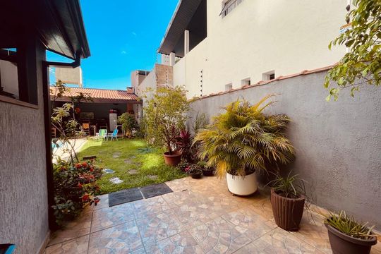 Área externa de casa para alugar com 3 quartos, 190m² em Centro, Taubaté
