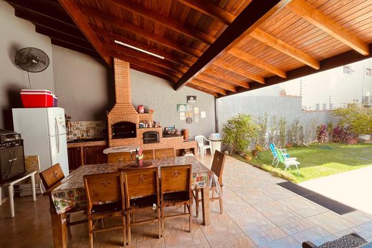 Área externa de casa para alugar com 3 quartos, 190m² em Centro, Taubaté