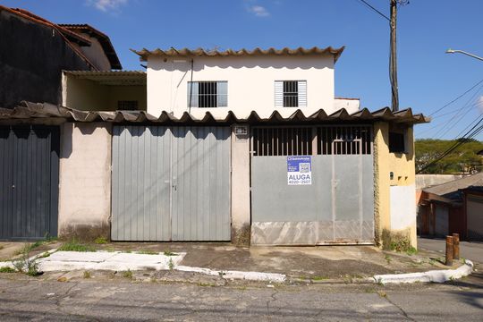 Fachada do imóvel - Placa instalada no portão do imóvel - Código da placa:  YIXW-1736 de casa para alugar com 2 quartos, 60m² em Parque Cruzeiro do Sul, São Paulo