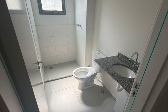 Banheiro de apartamento à venda com 2 quartos, 54m² em Parque Industrial, Campinas