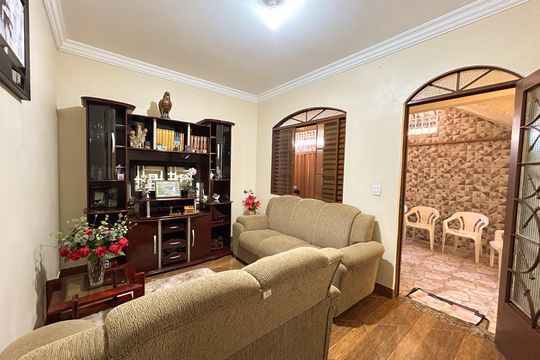 Casa à venda com 5 quartos, 228m² em São Benedito, Belo Horizonte