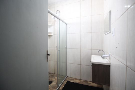 Banheiro de apartamento à venda com 2 quartos, 67m² em Floresta, Porto Alegre