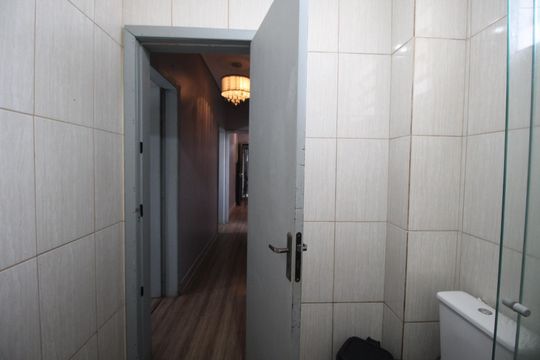 Banheiro de apartamento à venda com 2 quartos, 67m² em Floresta, Porto Alegre