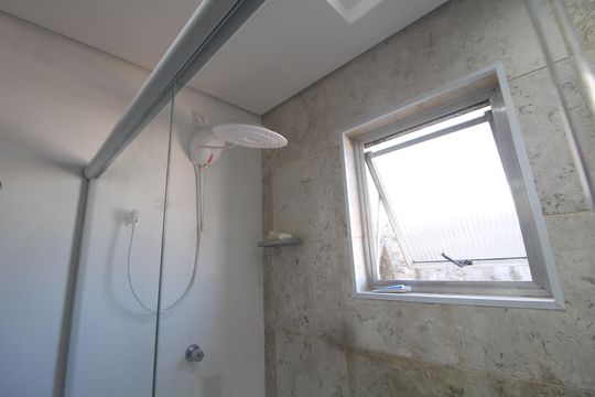 Suíte 1 / banheiro de casa à venda com 2 quartos, 138m² em Vila dos Andradas, São Paulo