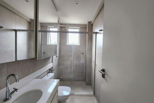 Banheiro da Suíte 1 de apartamento à venda com 2 quartos, 66m² em Vila Paris, Belo Horizonte