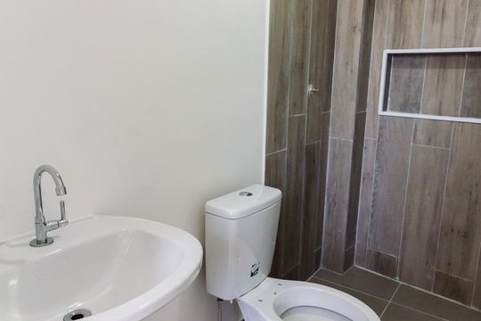 Banheiro de kitnet/studio para alugar com 1 quarto, 34m² em Vila Anglo Brasileira, São Paulo