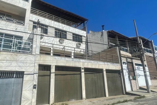 Fachada de casa à venda com 6 quartos, 400m² em Tauá, Rio de Janeiro