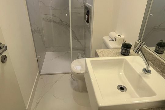 Banheiro social de apartamento para alugar com 1 quarto, 46m² em Centro, Campinas