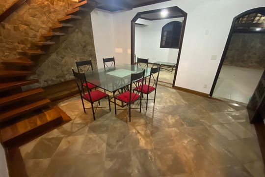 Sala de casa à venda com 5 quartos, 272m² em Piratininga, Niterói