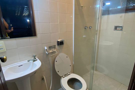 Banheiro de casa à venda com 5 quartos, 272m² em Piratininga, Niterói