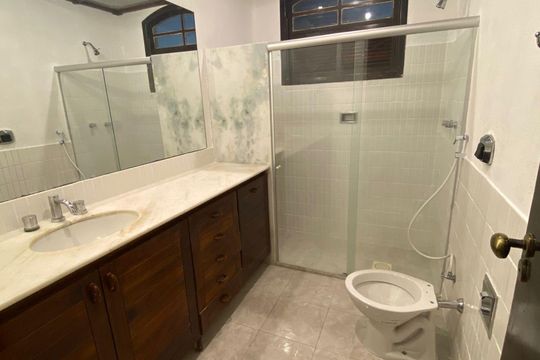 Banheiro de casa à venda com 5 quartos, 272m² em Piratininga, Niterói