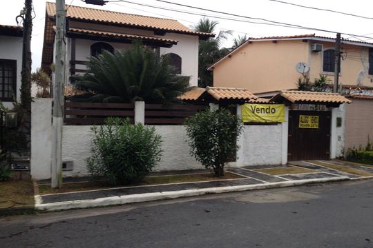 Fachada de casa à venda com 5 quartos, 272m² em Piratininga, Niterói