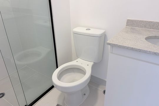 Banheiro de kitnet/studio para alugar com 1 quarto, 30m² em Quarta Parada, São Paulo