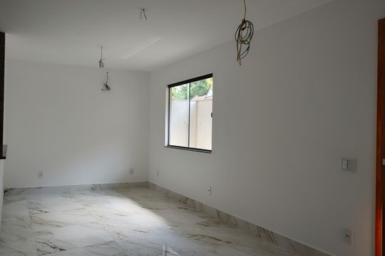 Sala de casa de condomínio à venda com 3 quartos, 120m² em Taquara, Rio de Janeiro