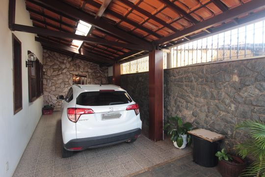 Garagem de casa à venda com 3 quartos, 244m² em Itapoã, Belo Horizonte