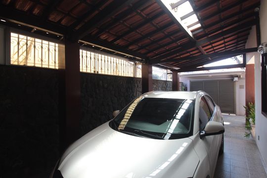 Garagem de casa à venda com 3 quartos, 244m² em Itapoã, Belo Horizonte