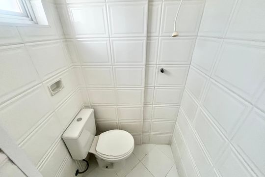 Banheiro de serviço de apartamento à venda com 2 quartos, 74m² em Vila Vitorio Mazzei, São Paulo
