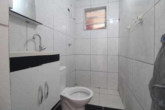 Banheiro de casa para alugar com 1 quarto, 40m² em Jardim Nizia, São Paulo