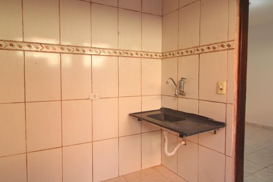 Cozinha de casa para alugar com 1 quarto, 40m² em Jardim Nizia, São Paulo