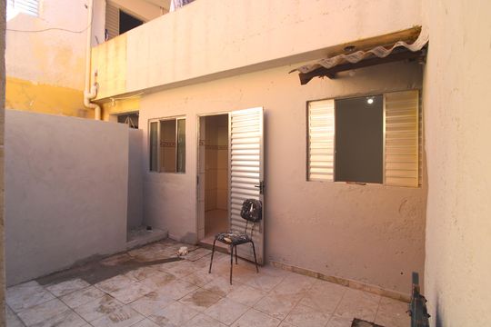 Fachada de casa para alugar com 1 quarto, 40m² em Jardim Nizia, São Paulo