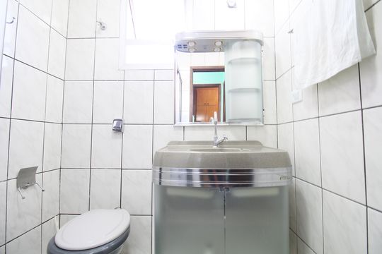 Banheiro  de apartamento à venda com 2 quartos, 62m² em Jardim Jussara, Taboão da Serra