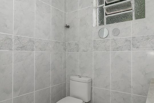Banheiro de apartamento à venda com 1 quarto, 40m² em Auxiliadora, Porto Alegre