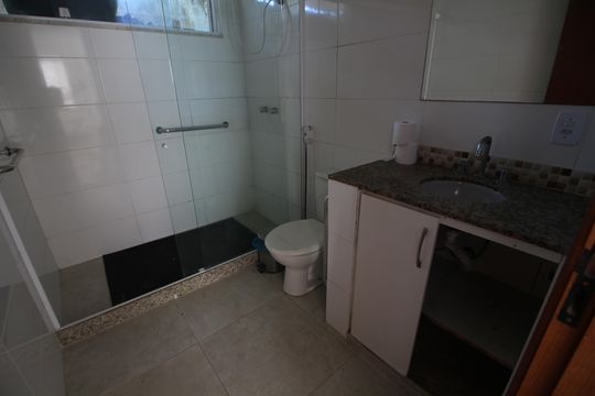 Banheiro Social (casa 1) de casa para alugar com 4 quartos, 340m² em Jacarepaguá, Rio de Janeiro