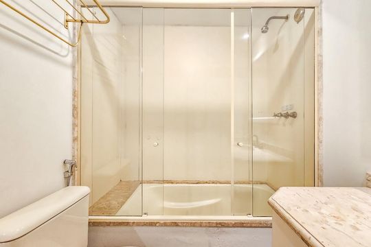 Banheiro de apartamento à venda com 1 quarto, 45m² em Jardim Paulista, São Paulo