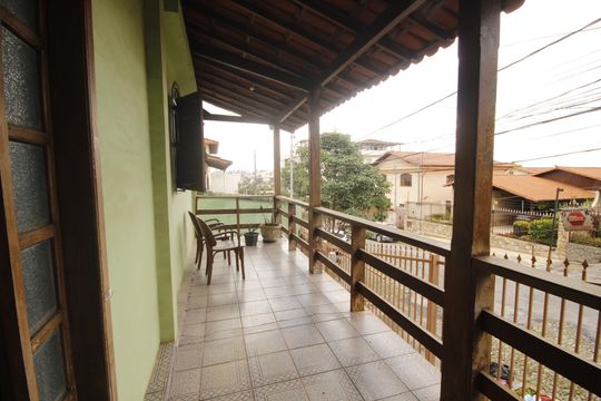 varanda de casa à venda com 6 quartos, 280m² em Paraíso, Belo Horizonte