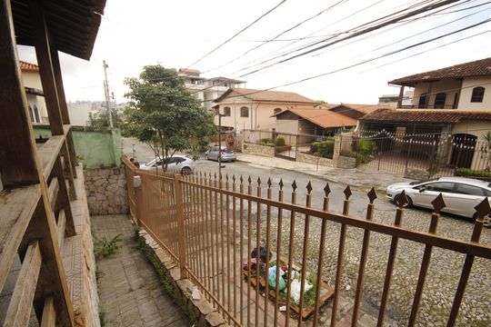 Vista de casa à venda com 6 quartos, 280m² em Paraíso, Belo Horizonte