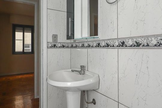 Banheiro de apartamento à venda com 3 quartos, 64m² em Rio Branco, Porto Alegre
