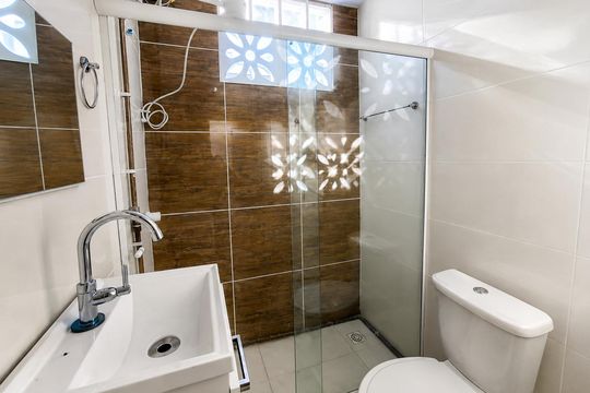 Banheiro de kitnet/studio para alugar com 1 quarto, 18m² em Jardim Cidade de Florianopolis, São José