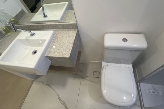 Banheiro social de apartamento para alugar com 1 quarto, 46m² em Centro, Campinas