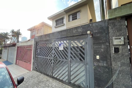 Fachada com plaquinha de casa à venda com 3 quartos, 135m² em Vila Albano, São Paulo