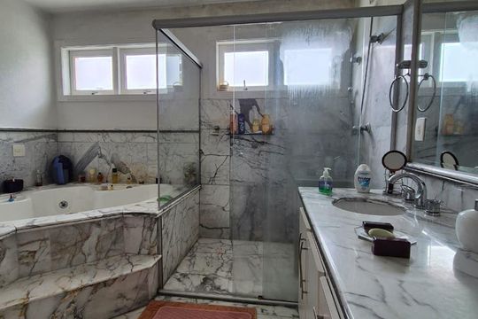 Banheiro de casa de condomínio à venda com 5 quartos, 870m² em Alphaville Residencial Um, Barueri
