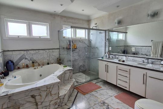 Banheiro de casa de condomínio à venda com 5 quartos, 870m² em Alphaville Residencial Um, Barueri