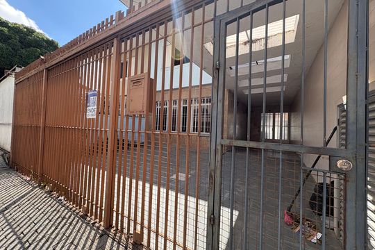 Fachada de casa à venda com 4 quartos, 250m² em Vila Albertina, São Paulo