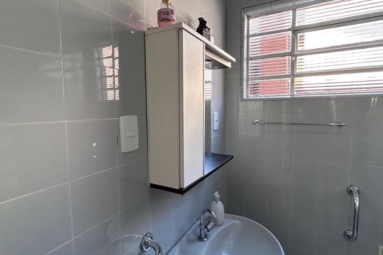 Banheiro social  de casa à venda com 2 quartos, 125m² em Veleiros, São Paulo