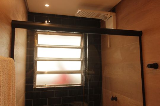 Banheiro de kitnet/studio para alugar com 1 quarto, 30m² em Gonzaga, Santos
