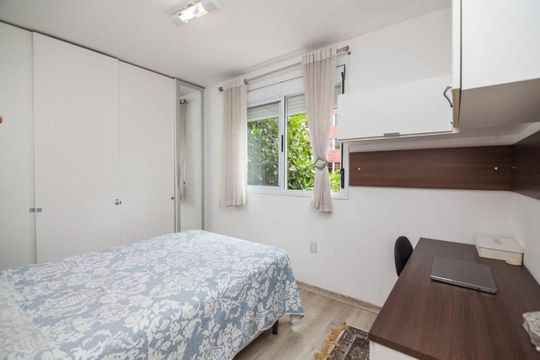 Quarto 1 de apartamento para alugar com 2 quartos, 63m² em Santo Antônio, Porto Alegre