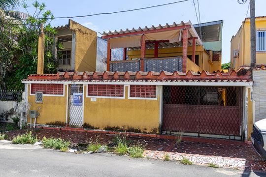 Fachada de casa para alugar com 3 quartos, 220m² em Campo Grande, Rio de Janeiro