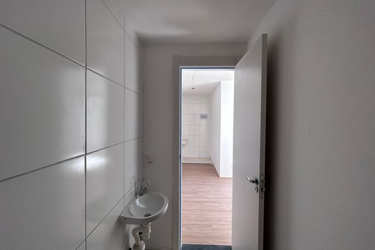 Banheiro social  de apartamento para alugar com 2 quartos, 34m² em Usina Piratininga, São Paulo