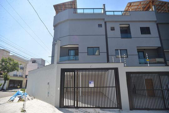 Fachada de casa à venda com 2 quartos, 130m² em Vila Scarpelli, Santo André
