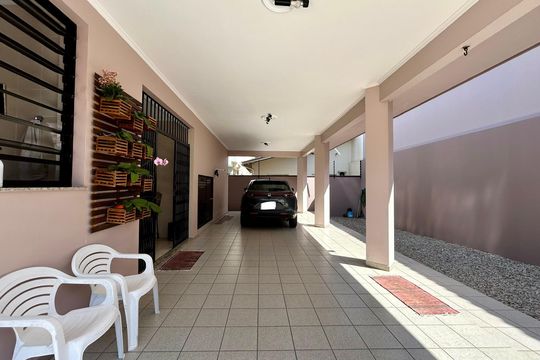Garagem de casa para alugar com 6 quartos, 374m² em Jardim Atlântico, Florianópolis