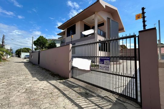Fachada de casa para alugar com 6 quartos, 374m² em Jardim Atlântico, Florianópolis